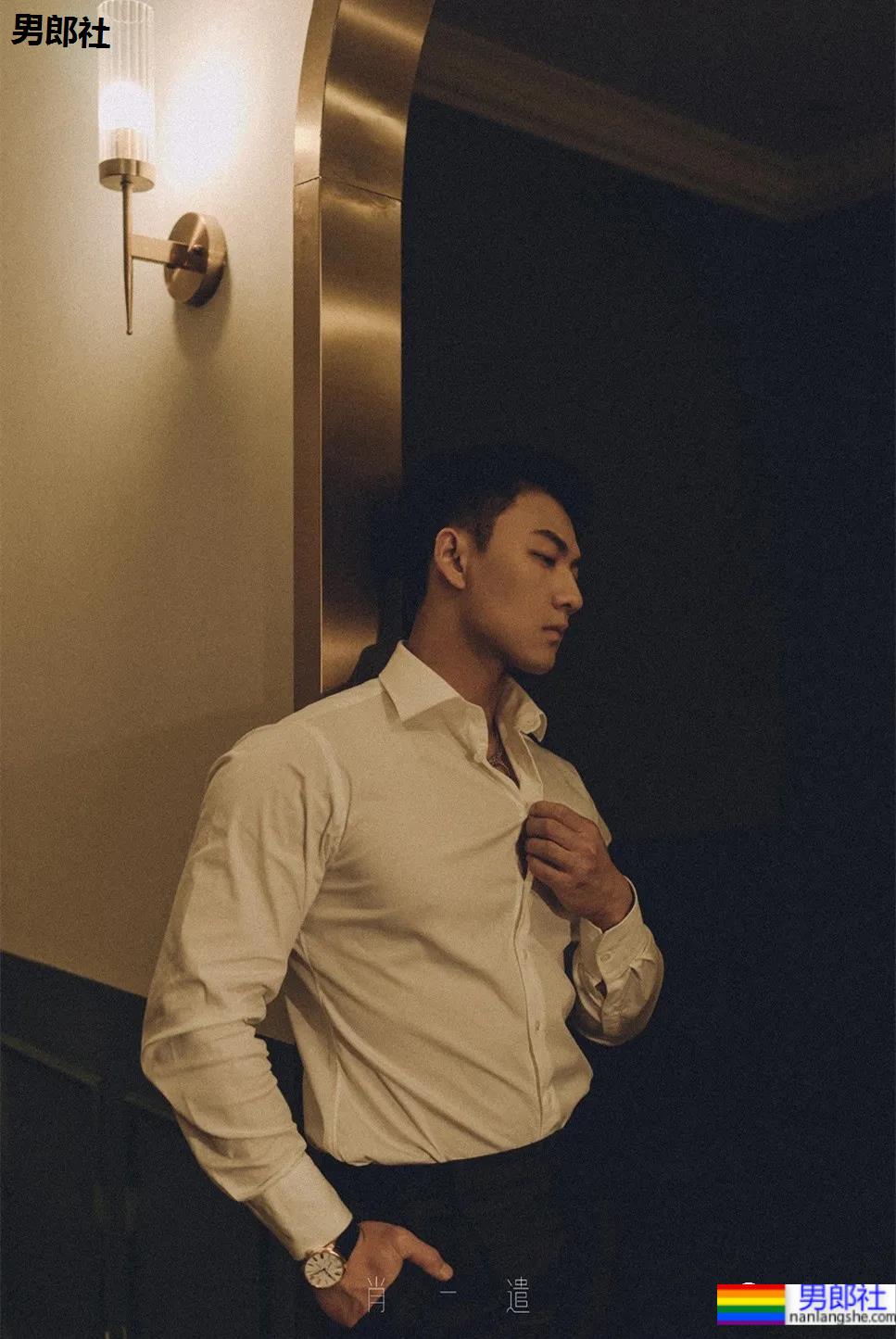 地铁上的肌肉运动男火了！胸肌撑爆白衬衫，神仙身材被肖一遣拍过！ - 51虹马