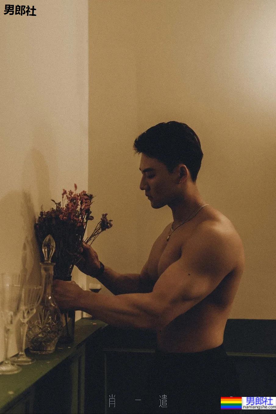 地铁上的肌肉运动男火了！胸肌撑爆白衬衫，神仙身材被肖一遣拍过！ - 51虹马