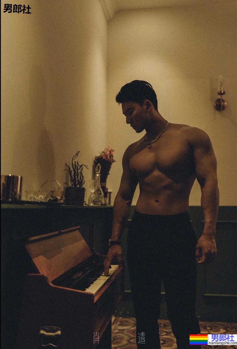 地铁上的肌肉运动男火了！胸肌撑爆白衬衫，神仙身材被肖一遣拍过！ - 51虹马