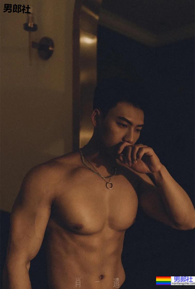 地铁上的肌肉运动男火了！胸肌撑爆白衬衫，神仙身材被肖一遣拍过！ - 51虹马