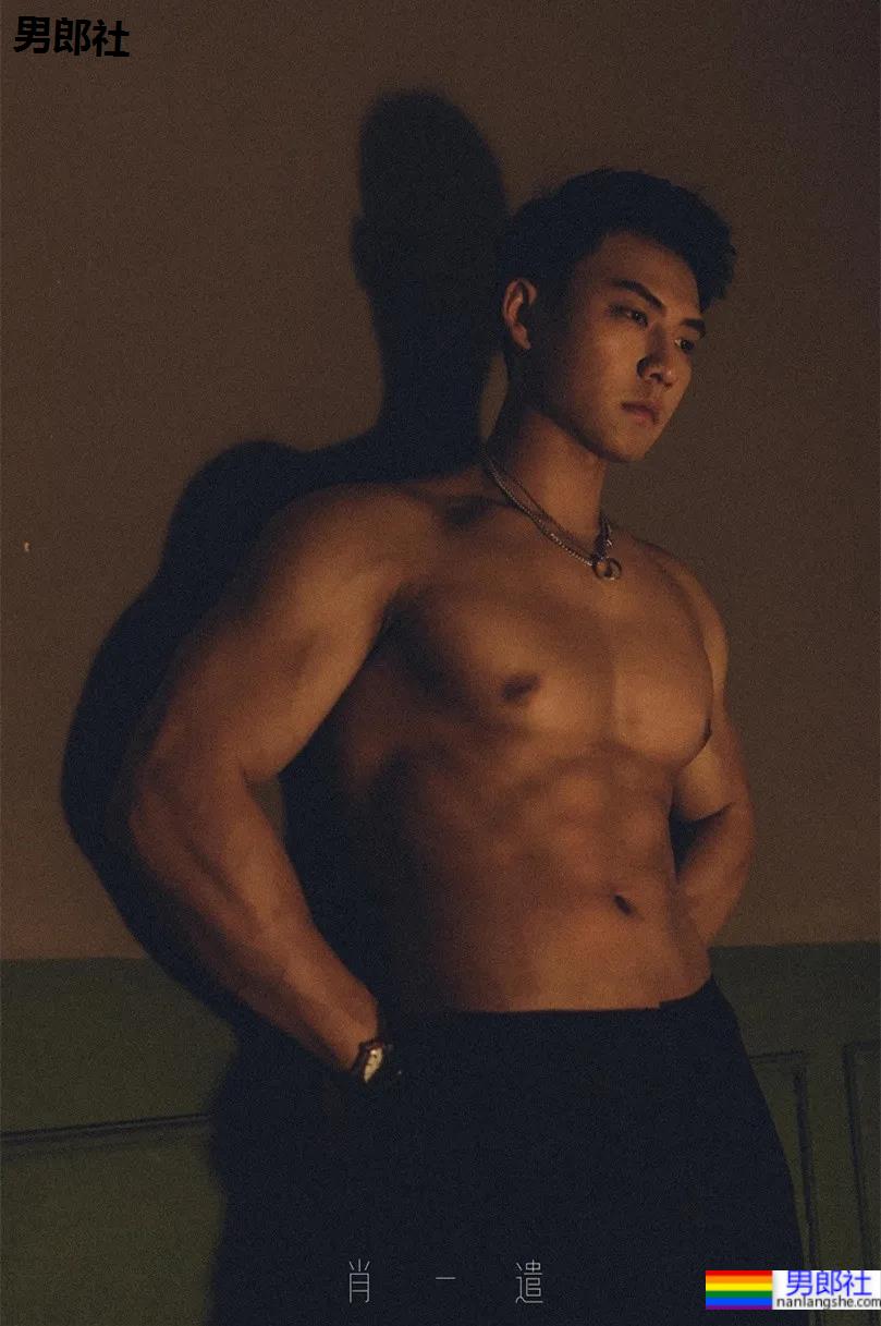 地铁上的肌肉运动男火了！胸肌撑爆白衬衫，神仙身材被肖一遣拍过！ - 51虹马