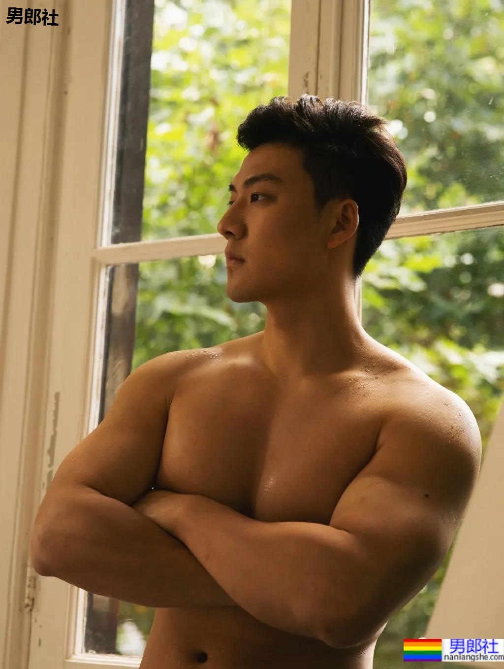 地铁上的肌肉运动男火了！胸肌撑爆白衬衫，神仙身材被肖一遣拍过！ - 51虹马