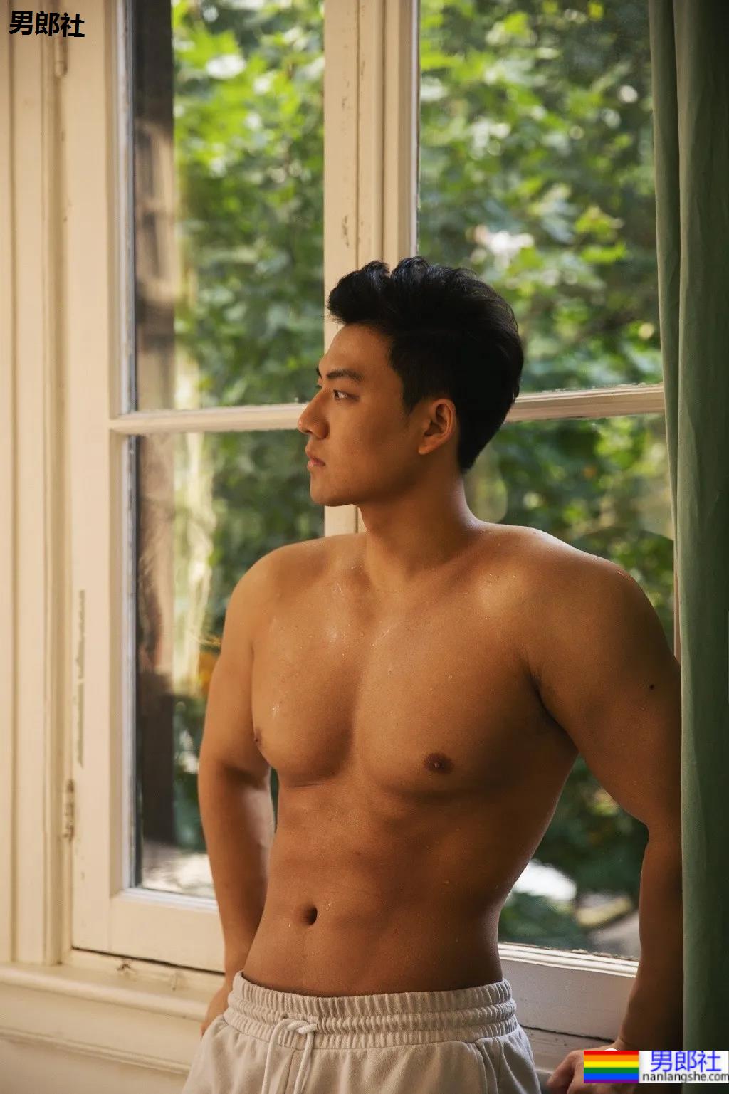 地铁上的肌肉运动男火了！胸肌撑爆白衬衫，神仙身材被肖一遣拍过！ - 51虹马