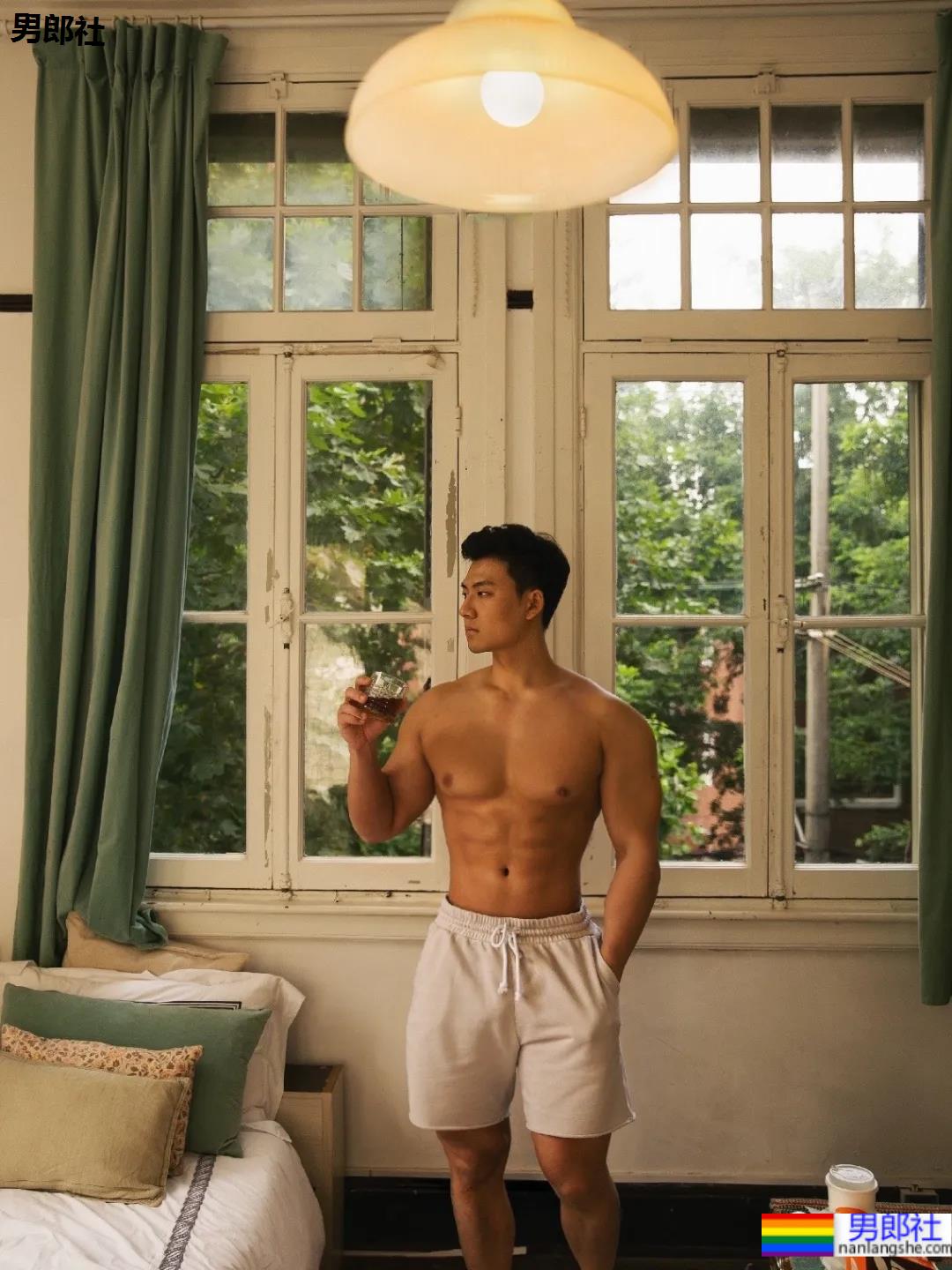 地铁上的肌肉运动男火了！胸肌撑爆白衬衫，神仙身材被肖一遣拍过！ - 51虹马