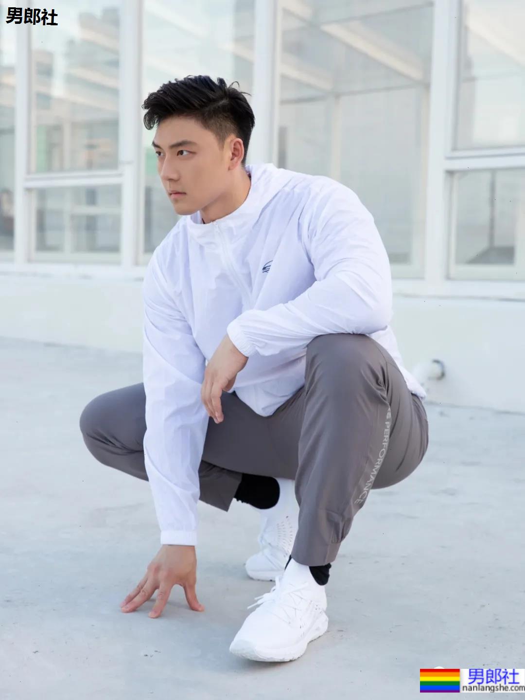 地铁上的肌肉运动男火了！胸肌撑爆白衬衫，神仙身材被肖一遣拍过！ - 51虹马