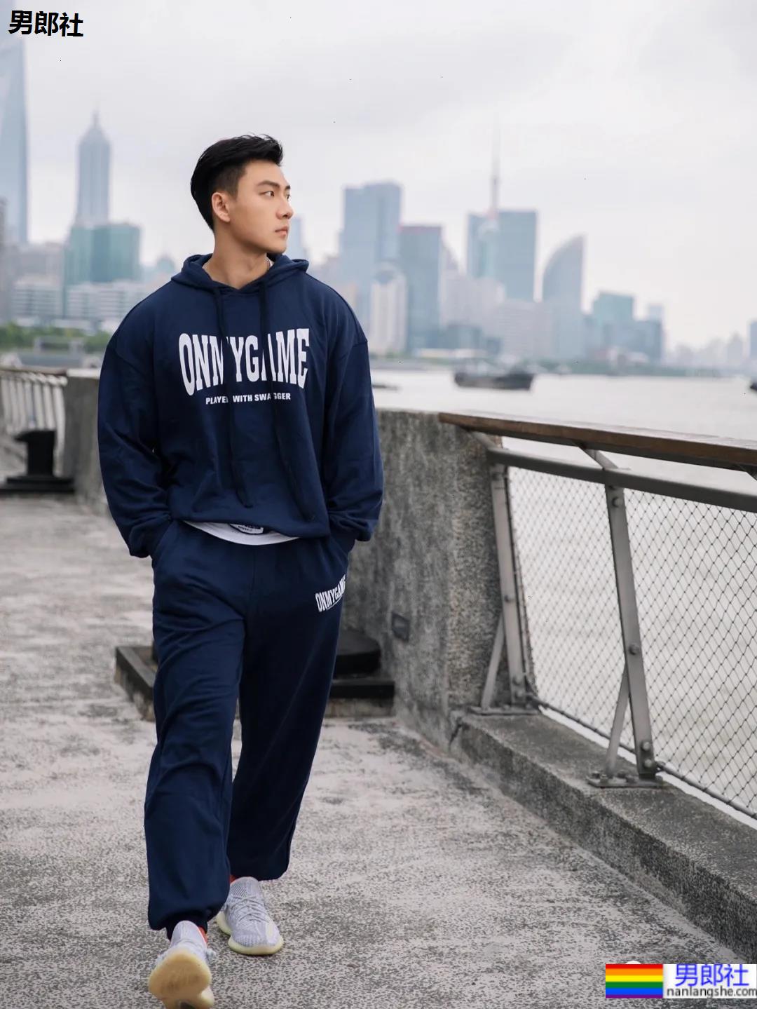 地铁上的肌肉运动男火了！胸肌撑爆白衬衫，神仙身材被肖一遣拍过！ - 51虹马