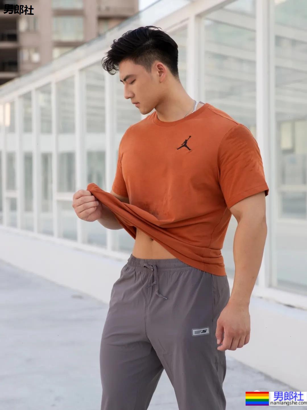 地铁上的肌肉运动男火了！胸肌撑爆白衬衫，神仙身材被肖一遣拍过！ - 51虹马