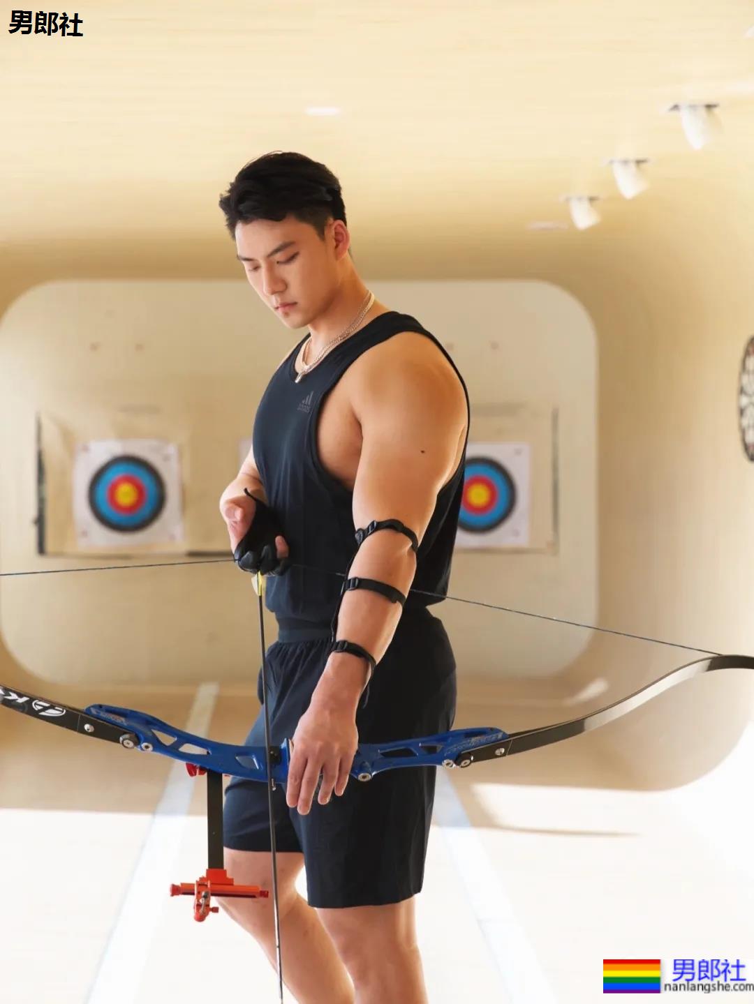 地铁上的肌肉运动男火了！胸肌撑爆白衬衫，神仙身材被肖一遣拍过！ - 51虹马