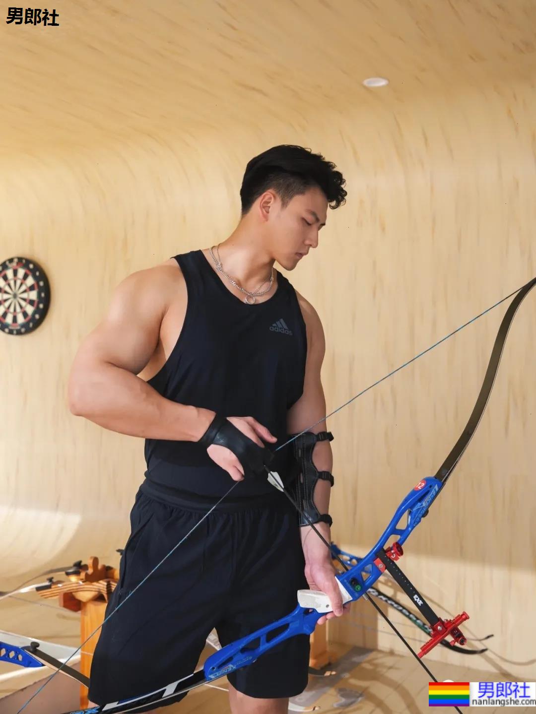 地铁上的肌肉运动男火了！胸肌撑爆白衬衫，神仙身材被肖一遣拍过！ - 51虹马