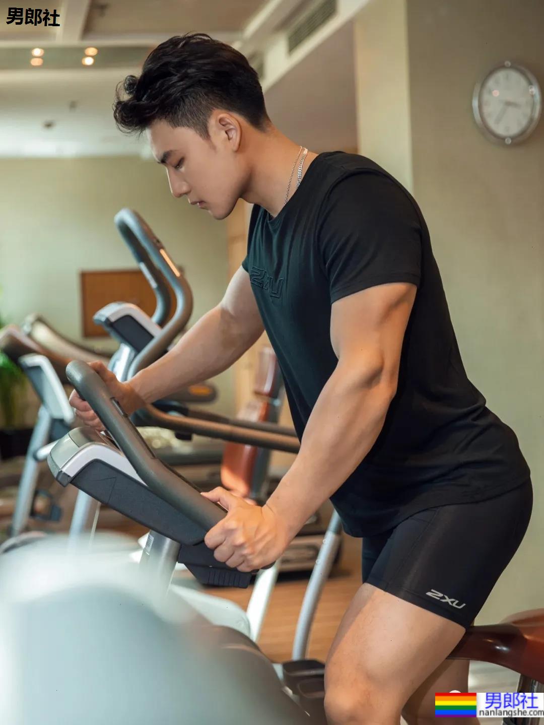 地铁上的肌肉运动男火了！胸肌撑爆白衬衫，神仙身材被肖一遣拍过！ - 51虹马