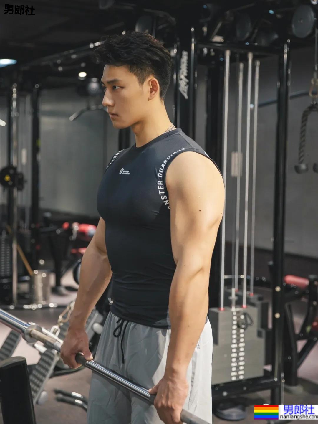地铁上的肌肉运动男火了！胸肌撑爆白衬衫，神仙身材被肖一遣拍过！ - 51虹马