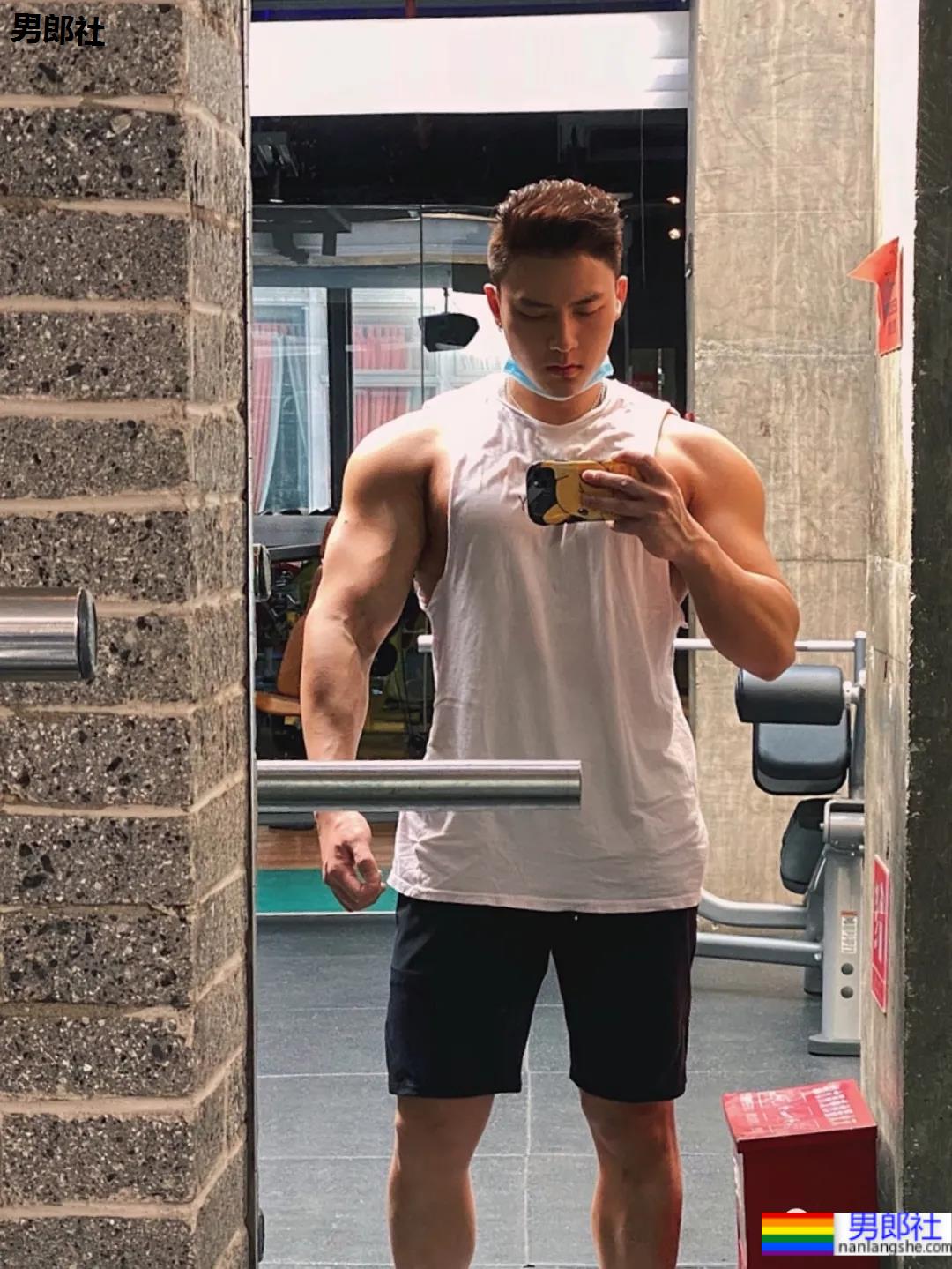 地铁上的肌肉运动男火了！胸肌撑爆白衬衫，神仙身材被肖一遣拍过！ - 51虹马