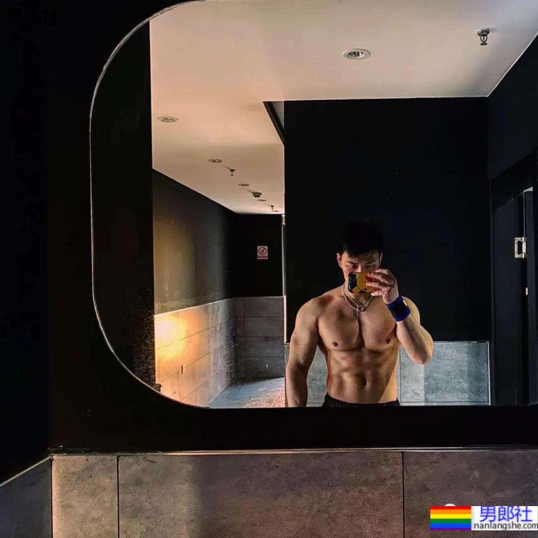 地铁上的肌肉运动男火了！胸肌撑爆白衬衫，神仙身材被肖一遣拍过！ - 51虹马