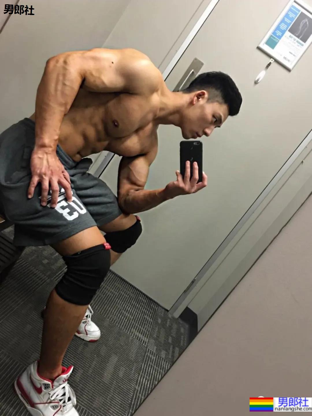 地铁上的肌肉运动男火了！胸肌撑爆白衬衫，神仙身材被肖一遣拍过！ - 51虹马