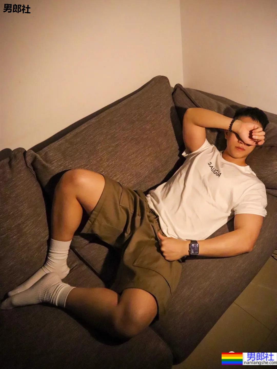 当白净健气小奶狗掌握了“流量密码”，自拍照不是一般的吸引人！ - 51虹马