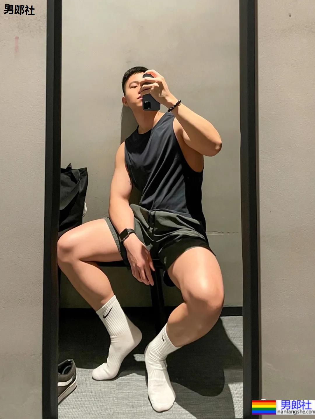 当白净健气小奶狗掌握了“流量密码”，自拍照不是一般的吸引人！ - 51虹马