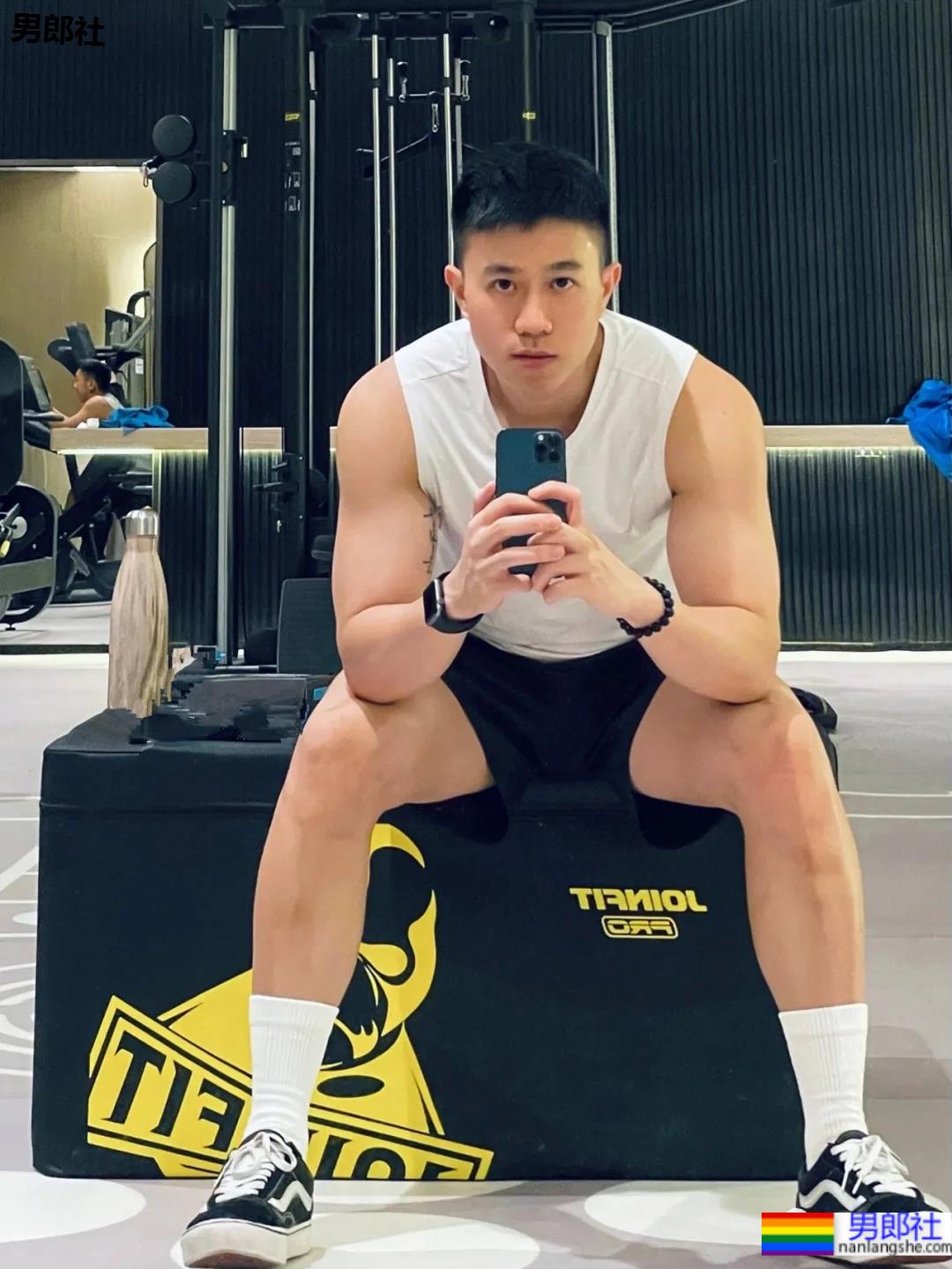 当白净健气小奶狗掌握了“流量密码”，自拍照不是一般的吸引人！ - 51虹马