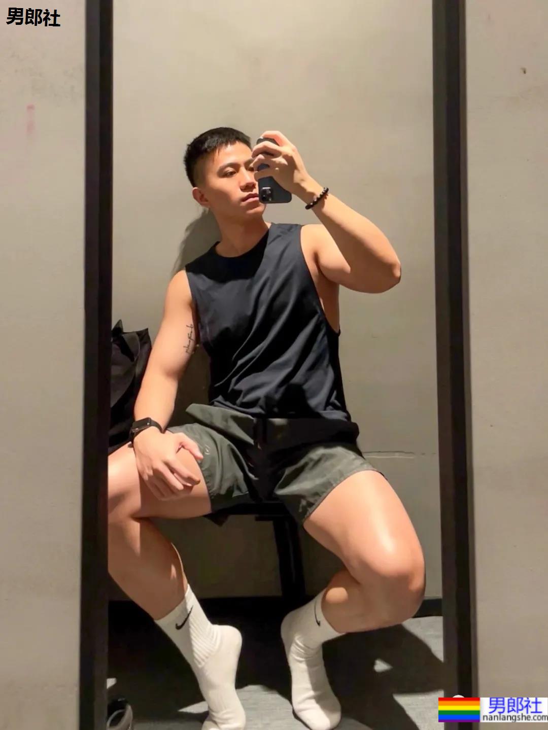 当白净健气小奶狗掌握了“流量密码”，自拍照不是一般的吸引人！ - 51虹马