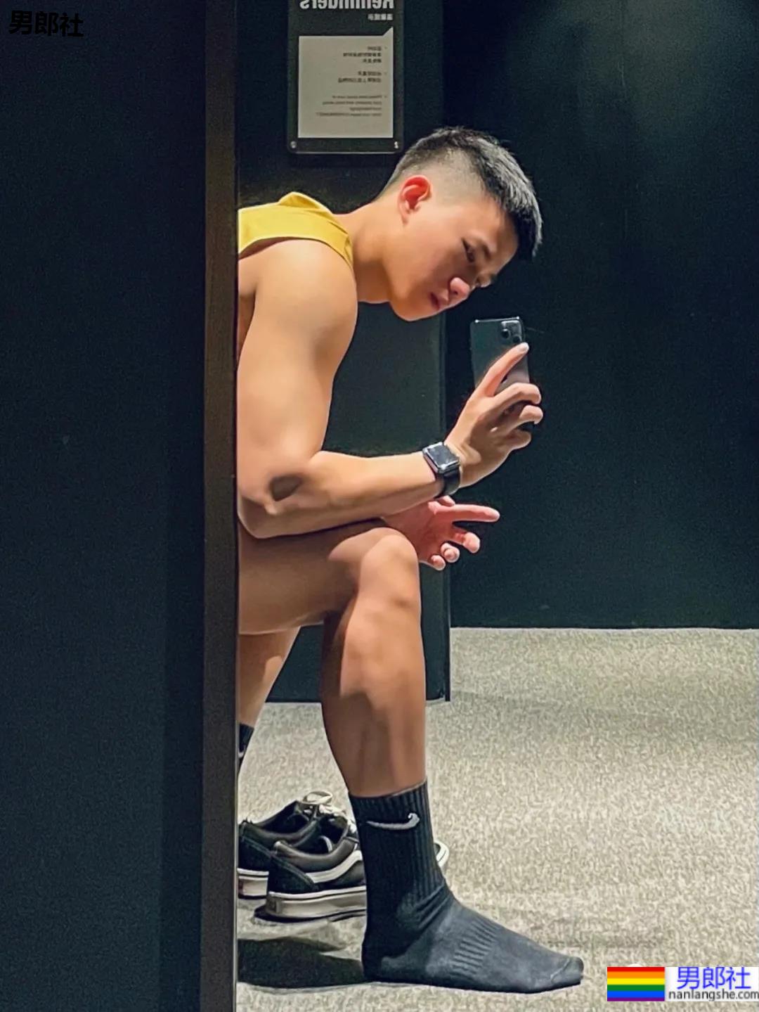 当白净健气小奶狗掌握了“流量密码”，自拍照不是一般的吸引人！ - 51虹马