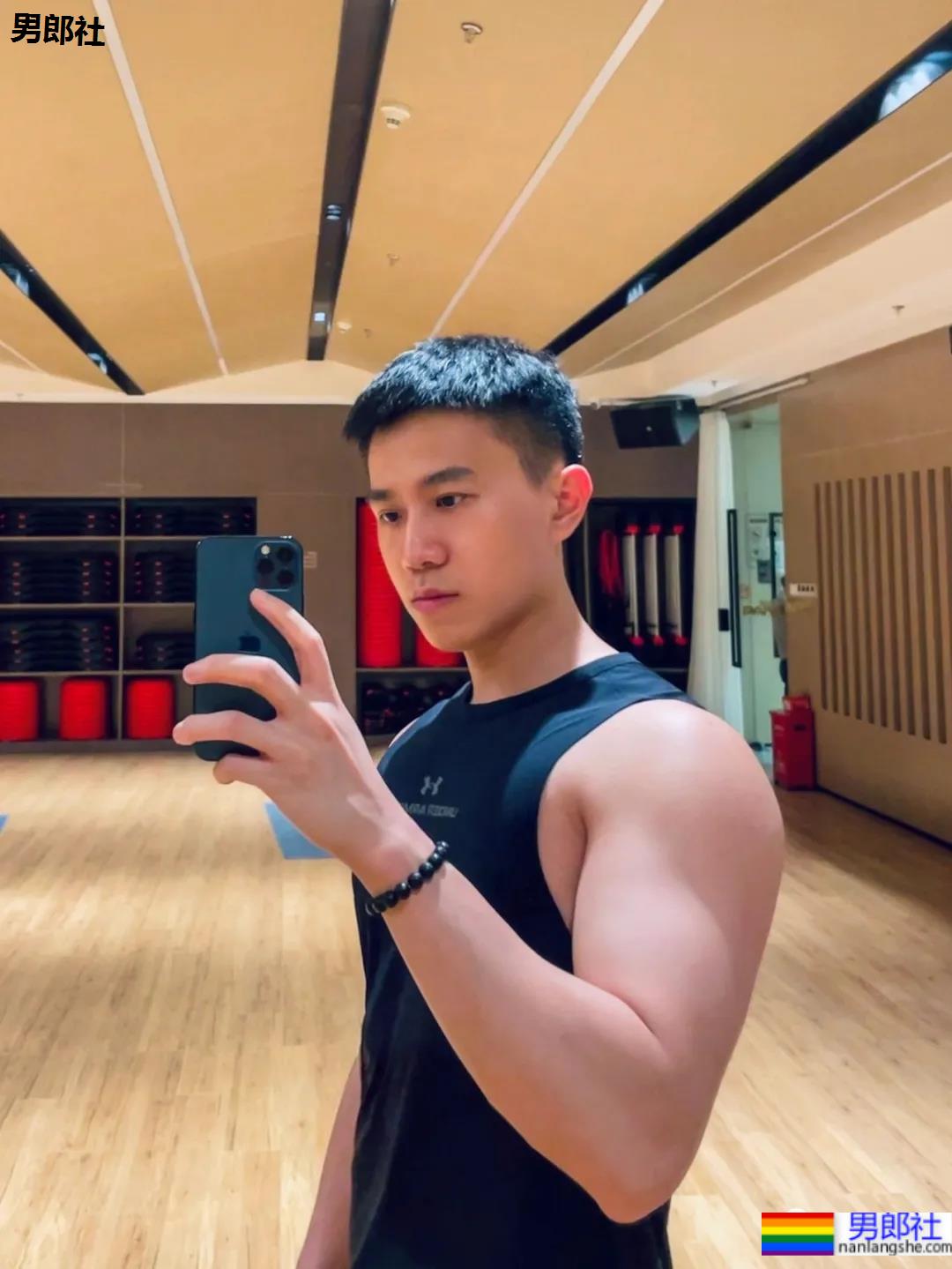 当白净健气小奶狗掌握了“流量密码”，自拍照不是一般的吸引人！ - 51虹马