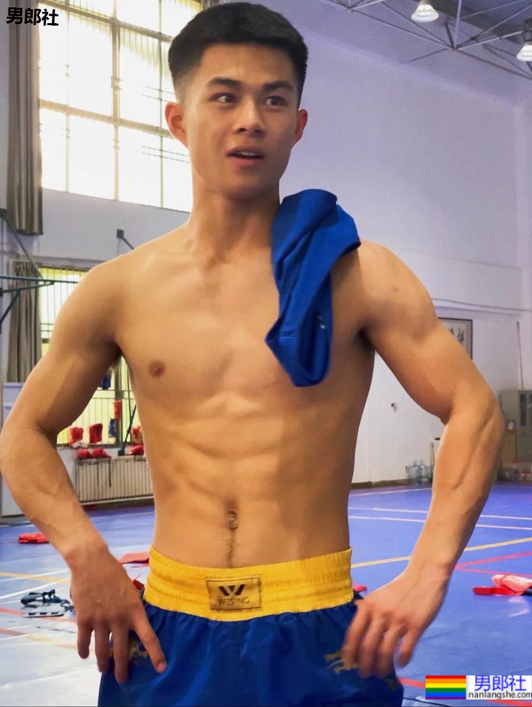 寸头体育生打你，会还手吗 - 51虹马