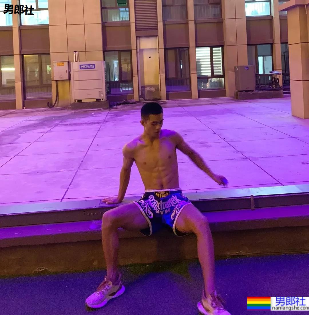 寸头体育生打你，会还手吗 - 51虹马