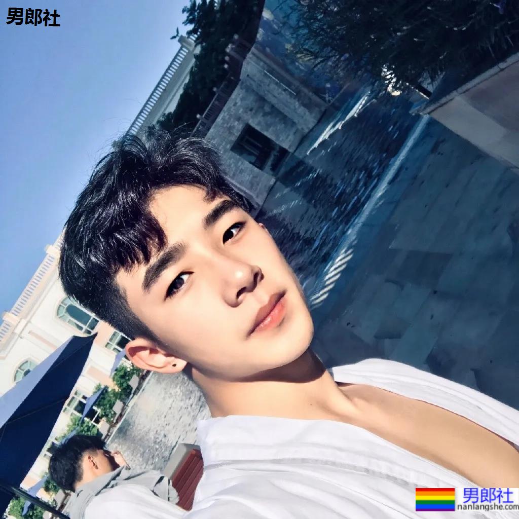 00后武术体育生火了!穿泳裤拍腱子肉写真,好一个翘屁嫩男! - 51虹马 00后武术体育生火了!穿泳裤拍腱子肉写真,好一个翘屁嫩男! - 51虹马