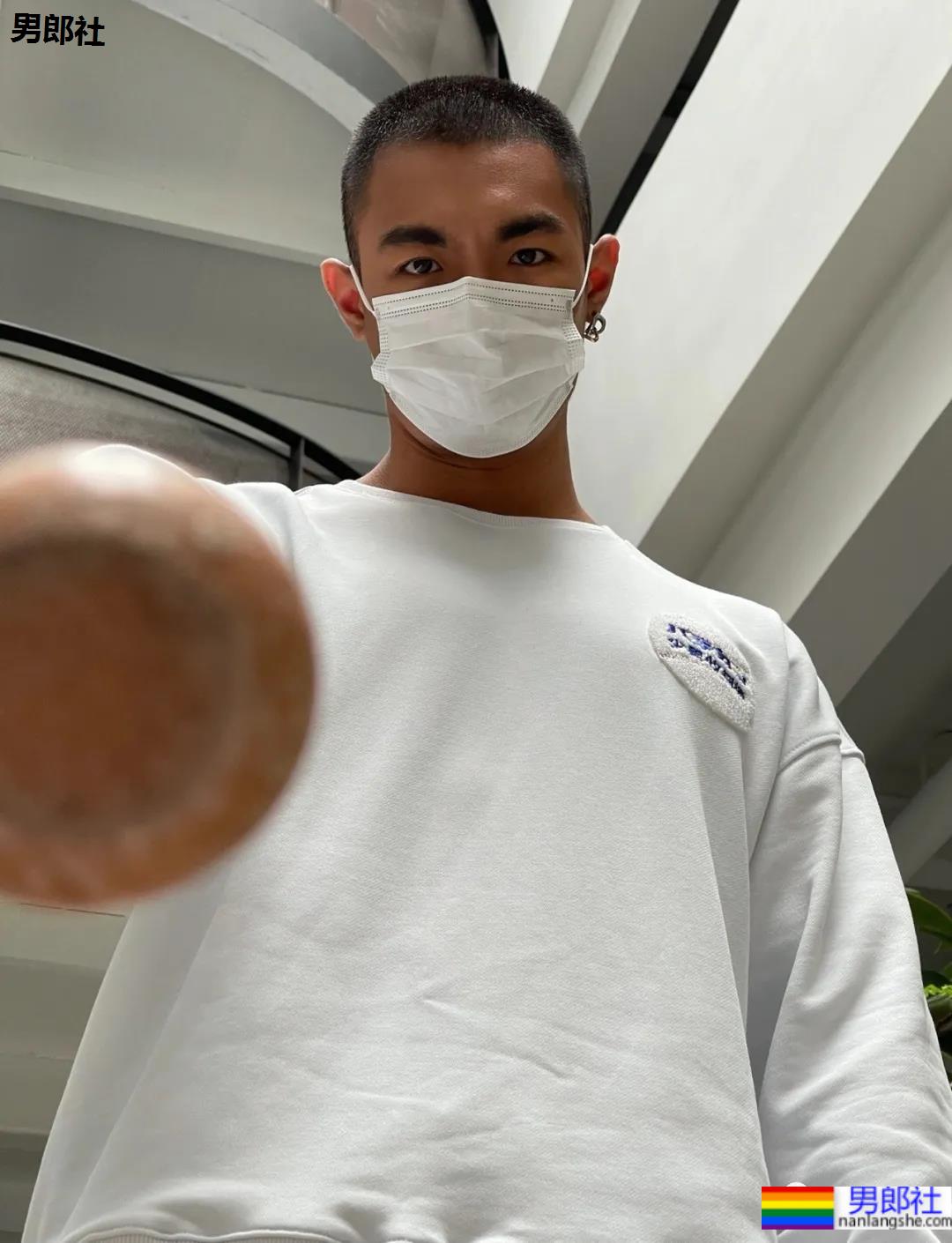 圆寸黑皮体育生，这位小黑哥哥的身材真的超A！ - 51虹马