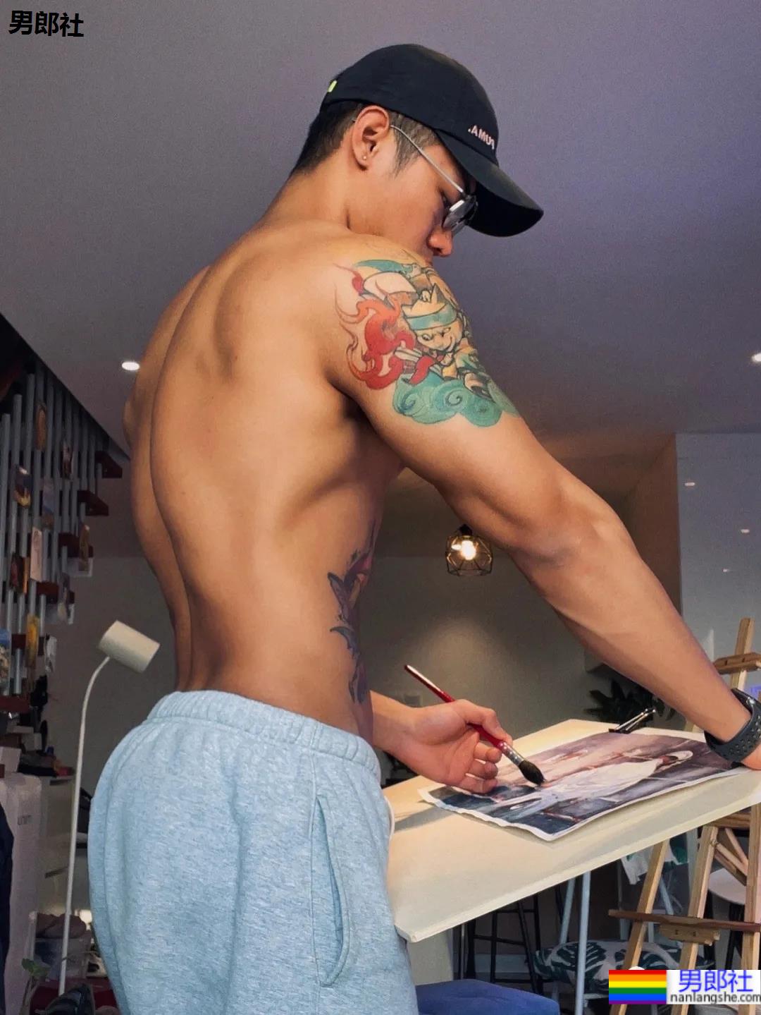 圆寸黑皮体育生，这位小黑哥哥的身材真的超A！ - 51虹马