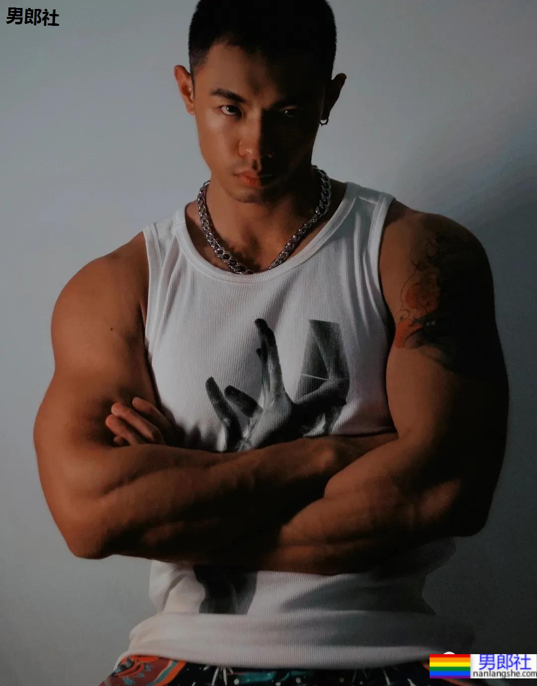 圆寸黑皮体育生，这位小黑哥哥的身材真的超A！ - 51虹马