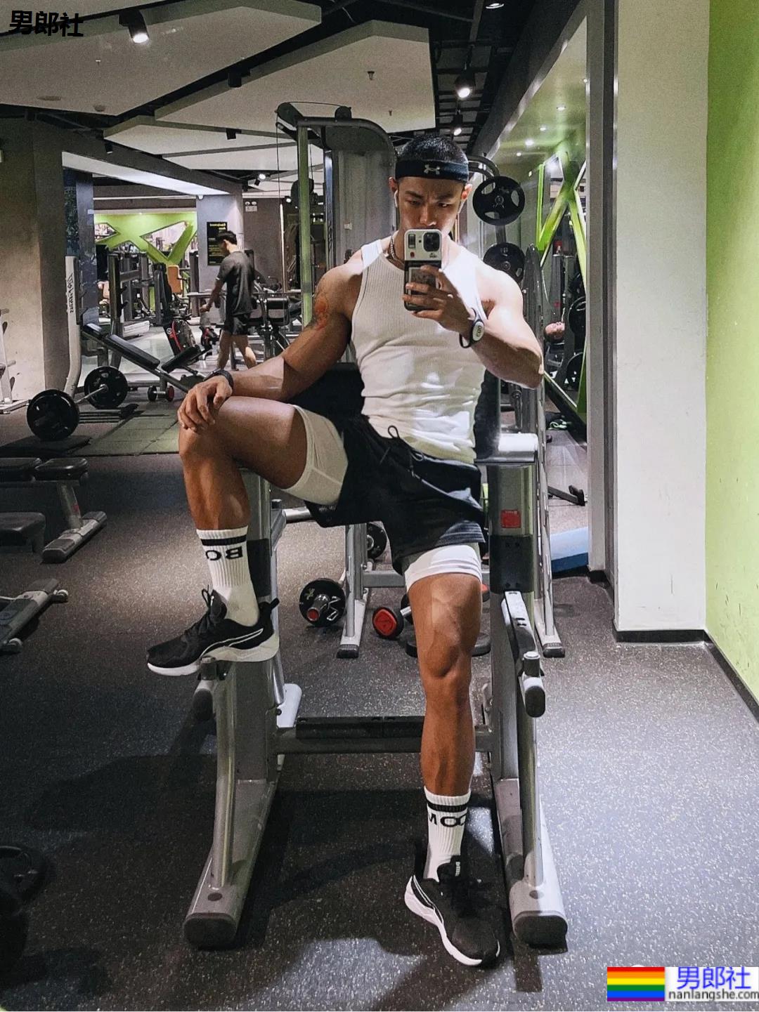 圆寸黑皮体育生，这位小黑哥哥的身材真的超A！ - 51虹马