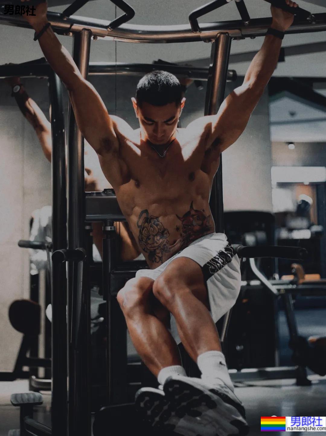 圆寸黑皮体育生，这位小黑哥哥的身材真的超A！ - 51虹马