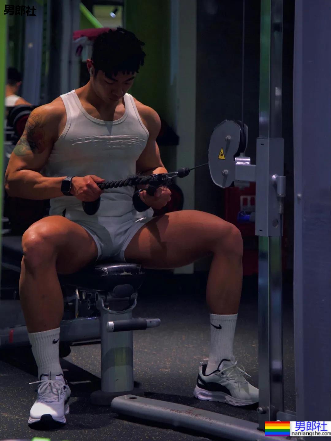 圆寸黑皮体育生，这位小黑哥哥的身材真的超A！ - 51虹马