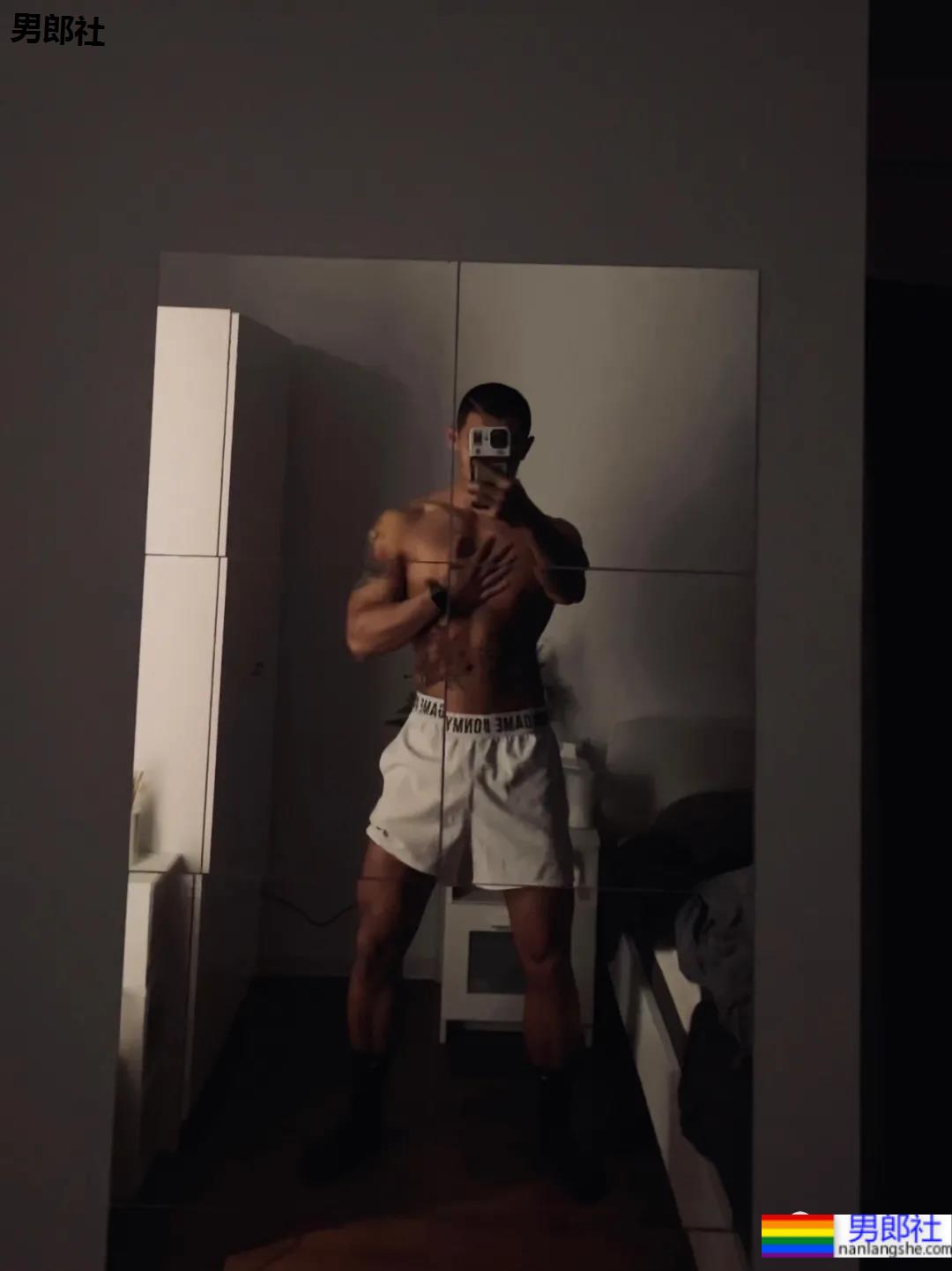 圆寸黑皮体育生，这位小黑哥哥的身材真的超A！ - 51虹马