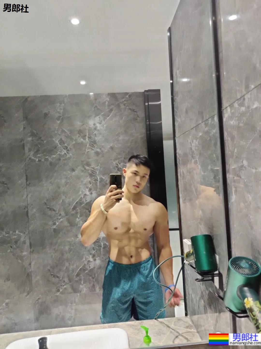 壮壮的筋肉大“胸”弟,颜值身材不输晏人物洪仕晟! - 51虹马 壮壮的筋肉大“胸”弟,颜值身材不输晏人物洪仕晟! - 51虹马