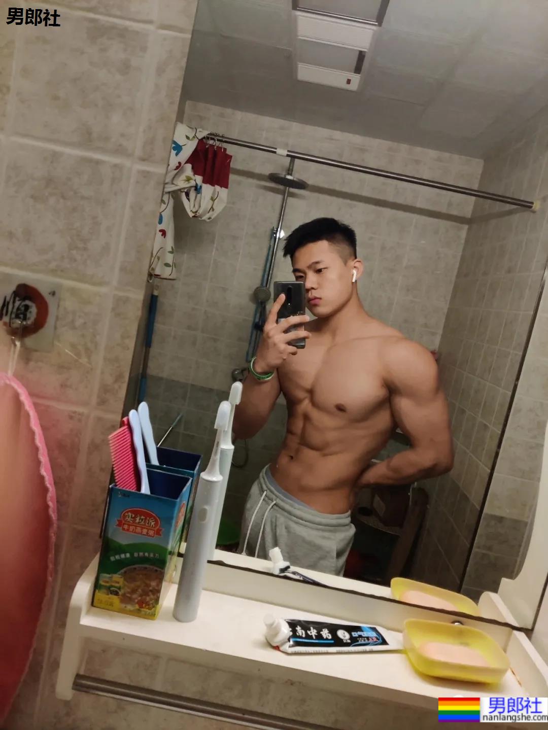 壮壮的筋肉大“胸”弟,颜值身材不输晏人物洪仕晟! - 51虹马 壮壮的筋肉大“胸”弟,颜值身材不输晏人物洪仕晟! - 51虹马