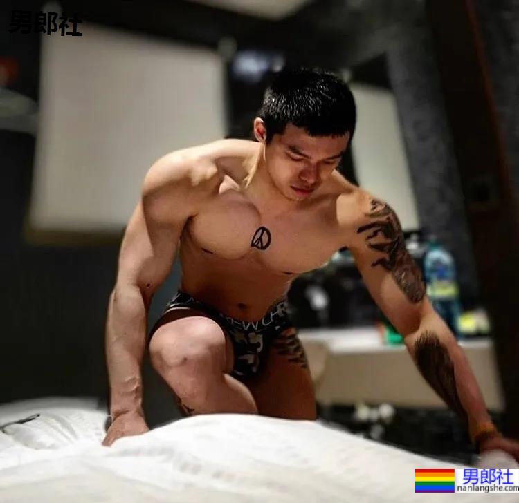 肌肉咖啡师小哥火了,网友:想尝尝他的牛奶特调!-51虹马