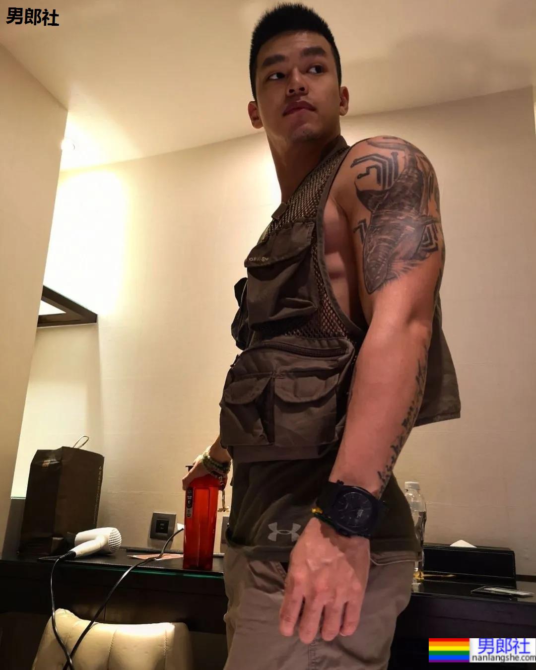 肌肉咖啡师小哥火了,网友:想尝尝他的牛奶特调! - 51虹马 肌肉咖啡师小哥火了,网友:想尝尝他的牛奶特调! - 51虹马