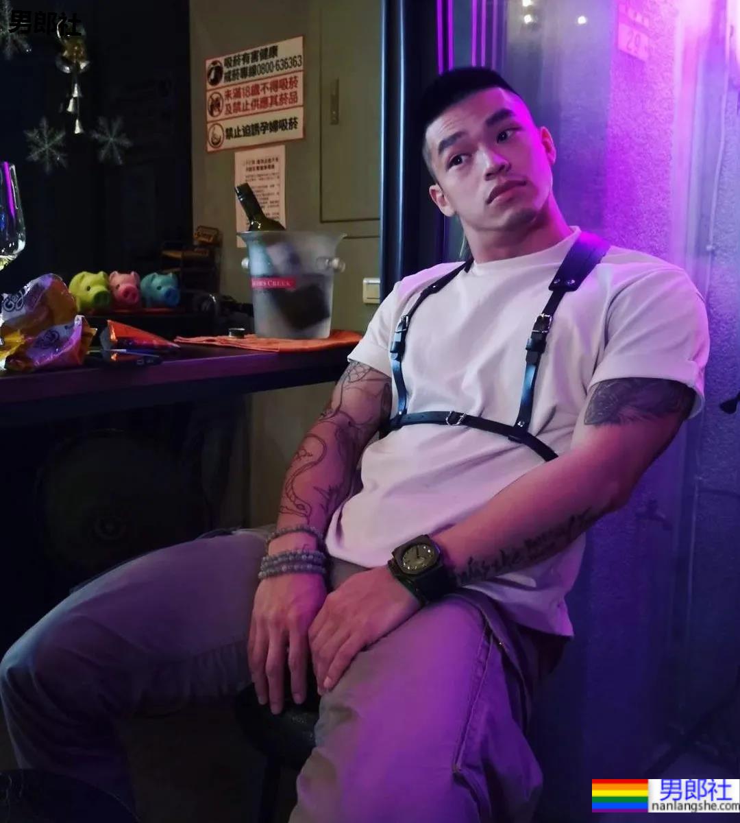 肌肉咖啡师小哥火了,网友:想尝尝他的牛奶特调! - 51虹马 肌肉咖啡师小哥火了,网友:想尝尝他的牛奶特调! - 51虹马