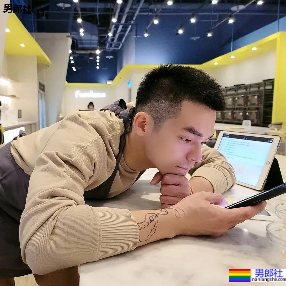 肌肉咖啡师小哥火了,网友:想尝尝他的牛奶特调! - 51虹马 肌肉咖啡师小哥火了,网友:想尝尝他的牛奶特调! - 51虹马