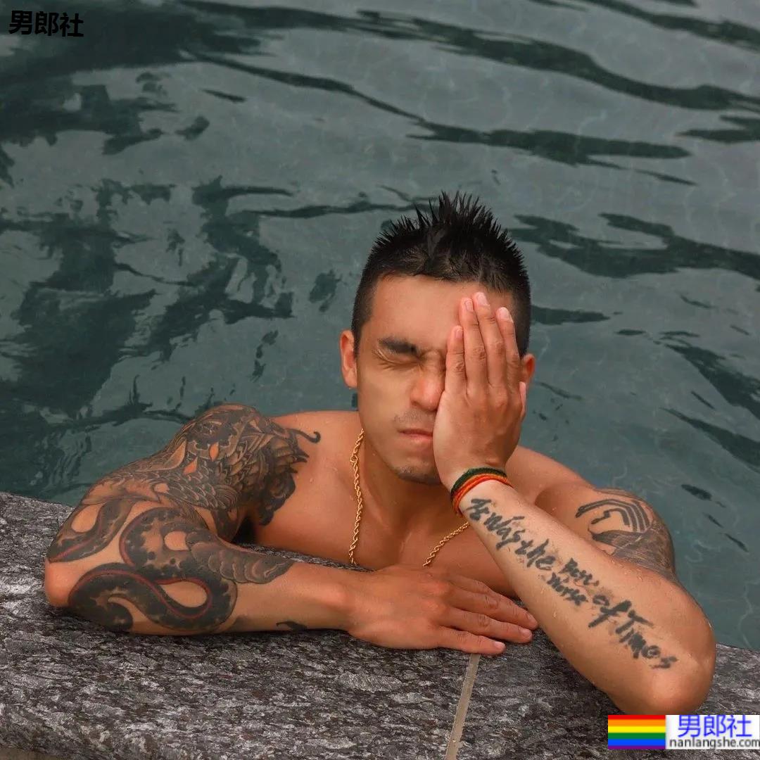 肌肉咖啡师小哥火了,网友:想尝尝他的牛奶特调! - 51虹马 肌肉咖啡师小哥火了,网友:想尝尝他的牛奶特调! - 51虹马