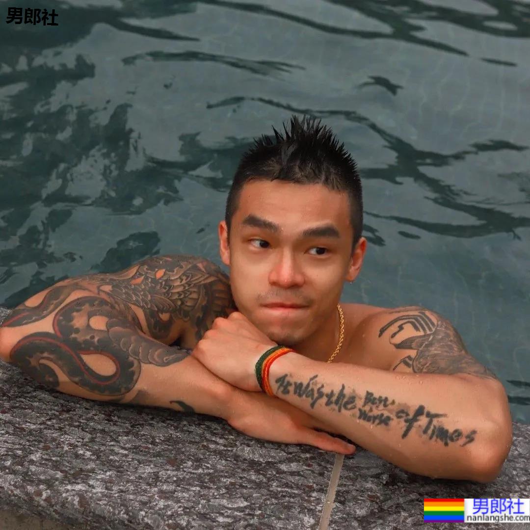 肌肉咖啡师小哥火了,网友:想尝尝他的牛奶特调! - 51虹马 肌肉咖啡师小哥火了,网友:想尝尝他的牛奶特调! - 51虹马