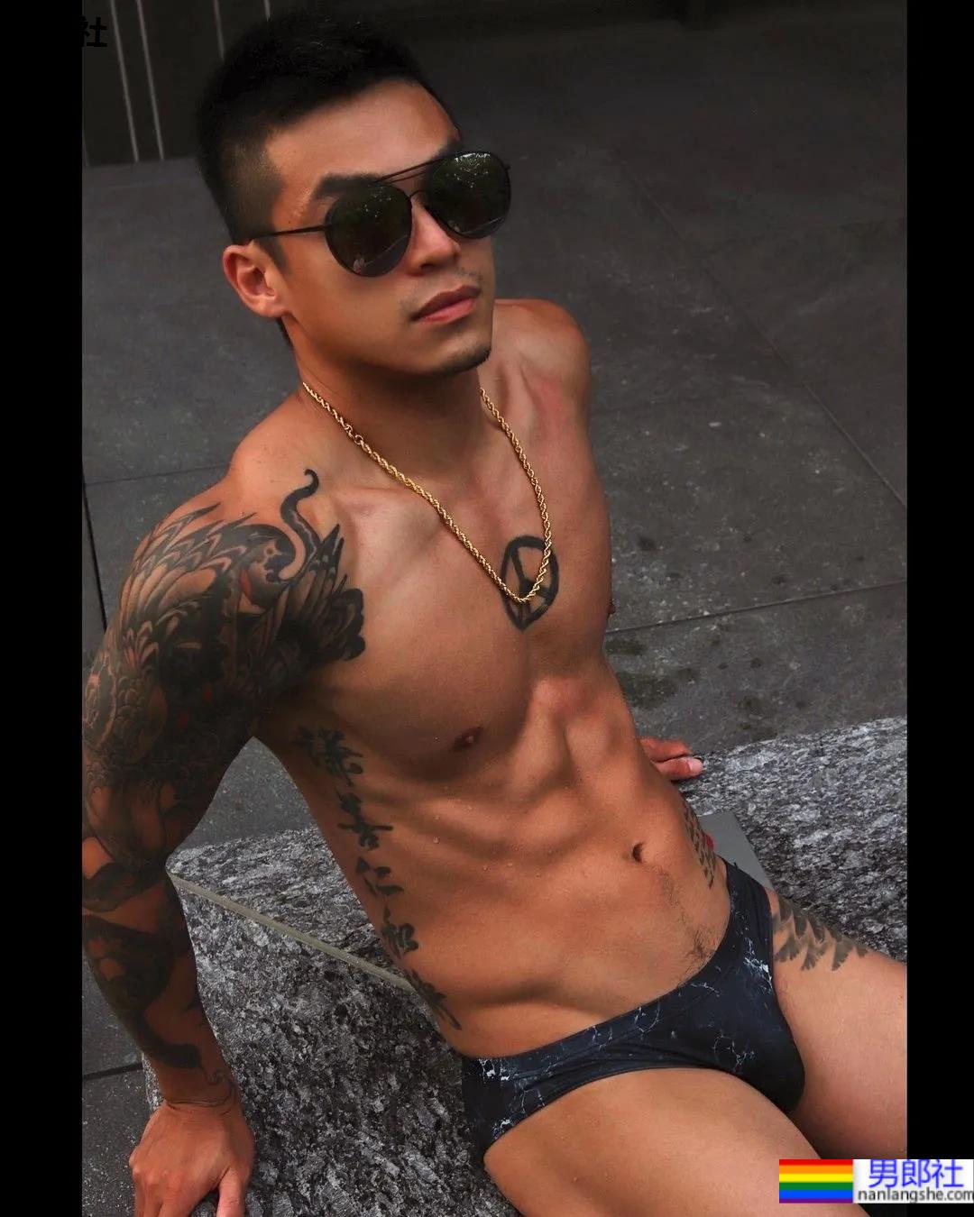 肌肉咖啡师小哥火了,网友:想尝尝他的牛奶特调! - 51虹马 肌肉咖啡师小哥火了,网友:想尝尝他的牛奶特调! - 51虹马