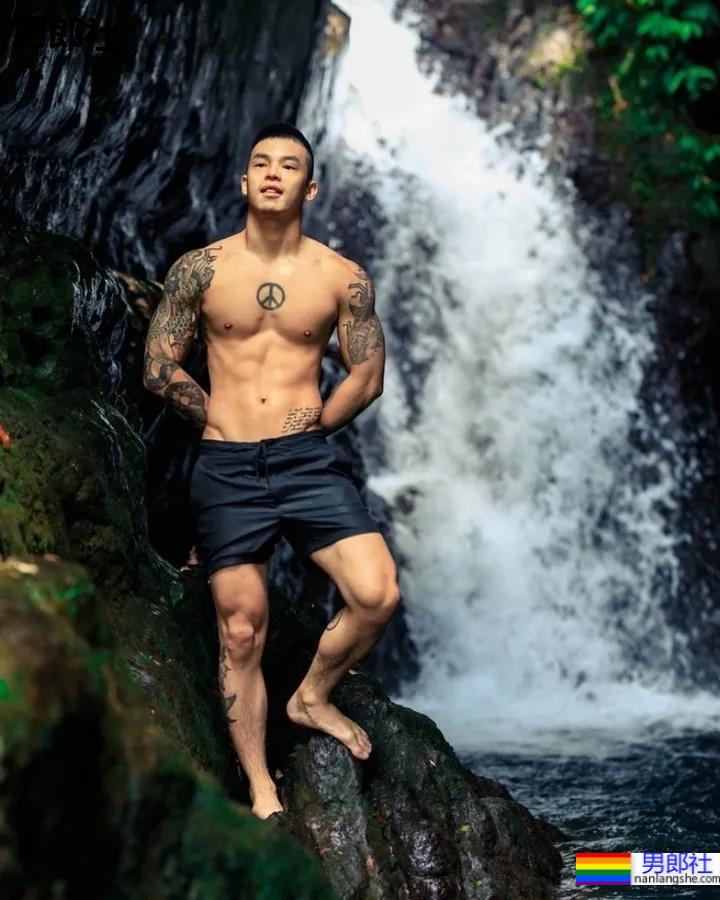 肌肉咖啡师小哥火了,网友:想尝尝他的牛奶特调! - 51虹马 肌肉咖啡师小哥火了,网友:想尝尝他的牛奶特调! - 51虹马