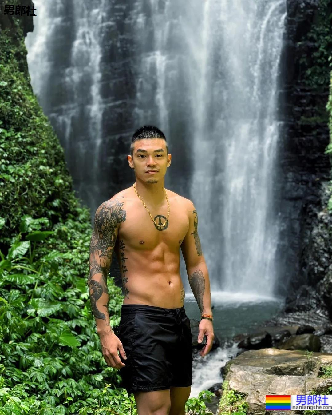 肌肉咖啡师小哥火了,网友:想尝尝他的牛奶特调! - 51虹马 肌肉咖啡师小哥火了,网友:想尝尝他的牛奶特调! - 51虹马