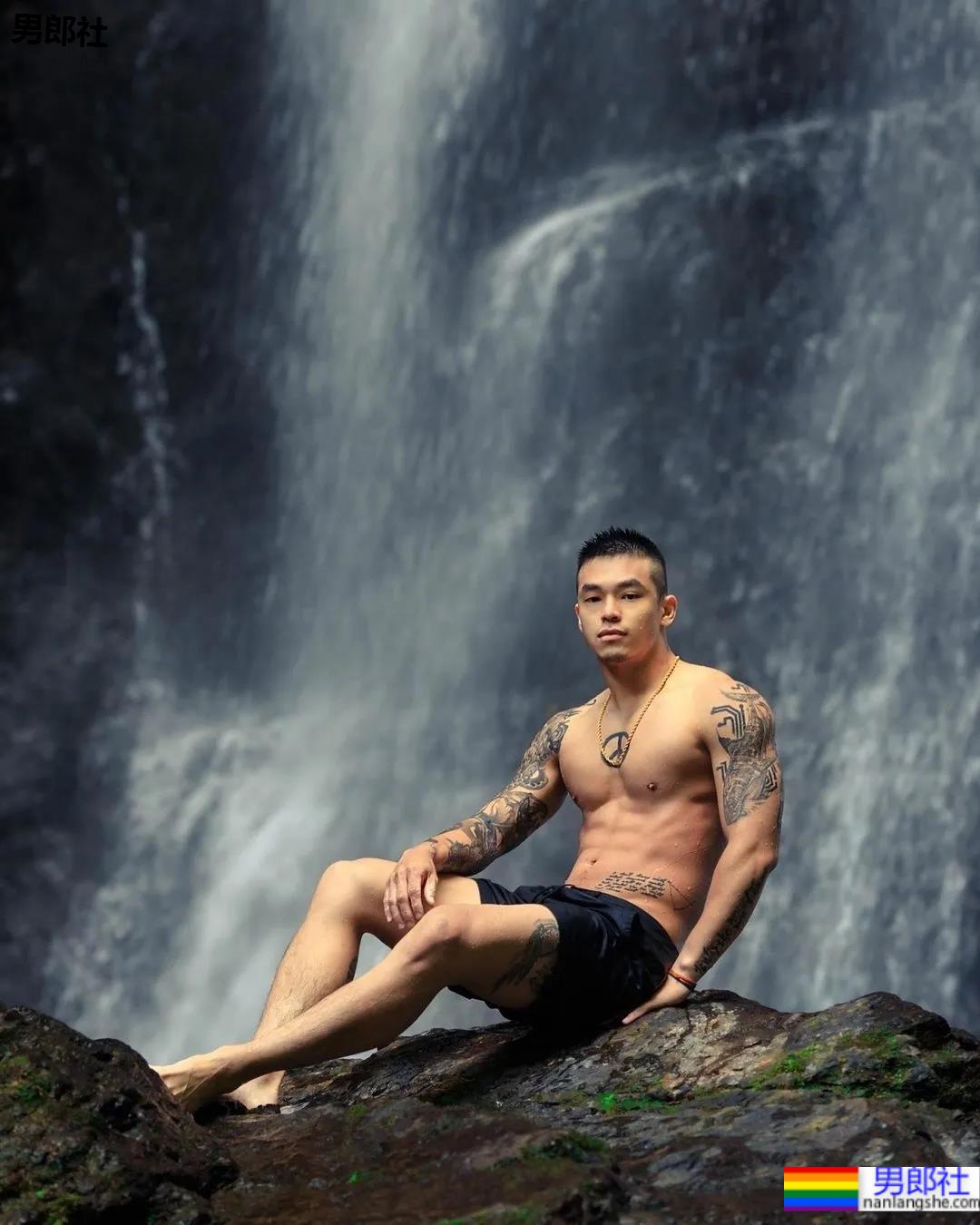 肌肉咖啡师小哥火了,网友:想尝尝他的牛奶特调! - 51虹马 肌肉咖啡师小哥火了,网友:想尝尝他的牛奶特调! - 51虹马