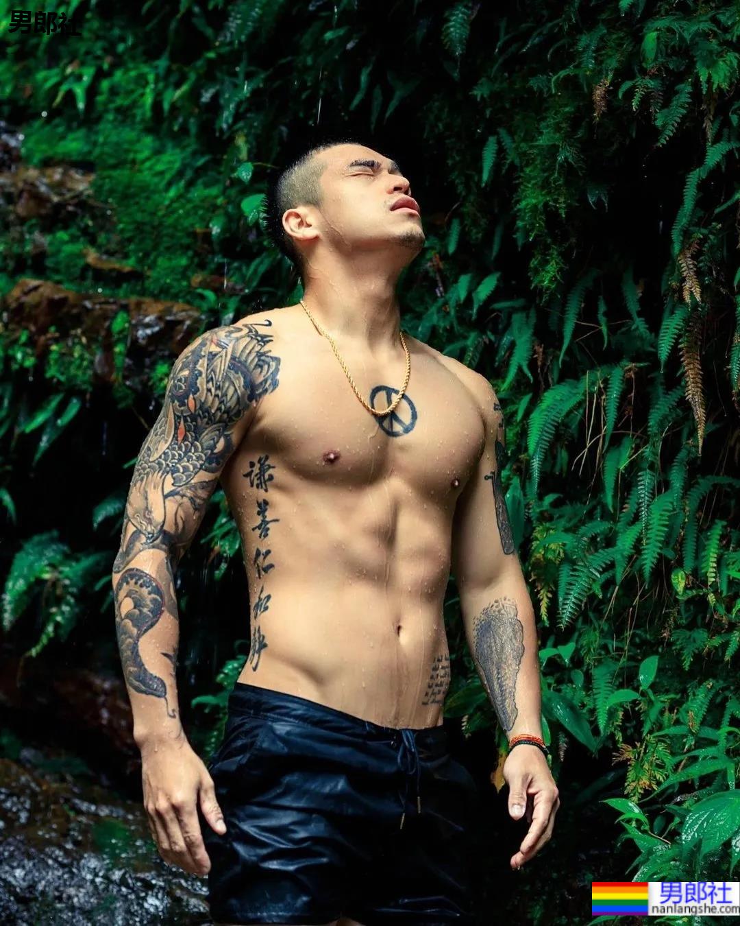 肌肉咖啡师小哥火了,网友:想尝尝他的牛奶特调! - 51虹马 肌肉咖啡师小哥火了,网友:想尝尝他的牛奶特调! - 51虹马