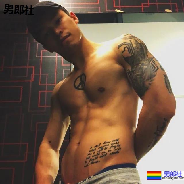 肌肉咖啡师小哥火了,网友:想尝尝他的牛奶特调! - 51虹马 肌肉咖啡师小哥火了,网友:想尝尝他的牛奶特调! - 51虹马