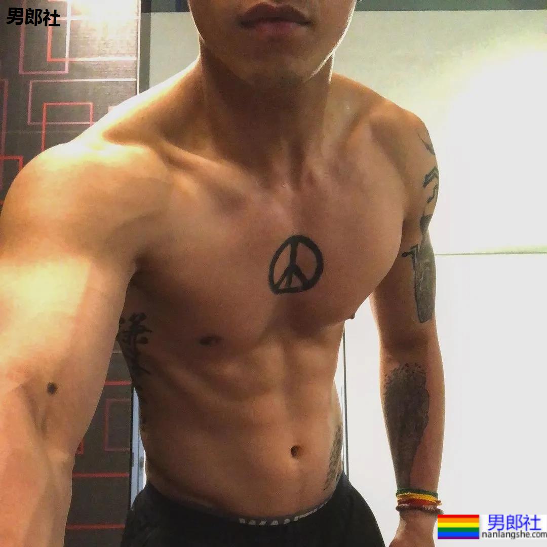 肌肉咖啡师小哥火了,网友:想尝尝他的牛奶特调! - 51虹马 肌肉咖啡师小哥火了,网友:想尝尝他的牛奶特调! - 51虹马