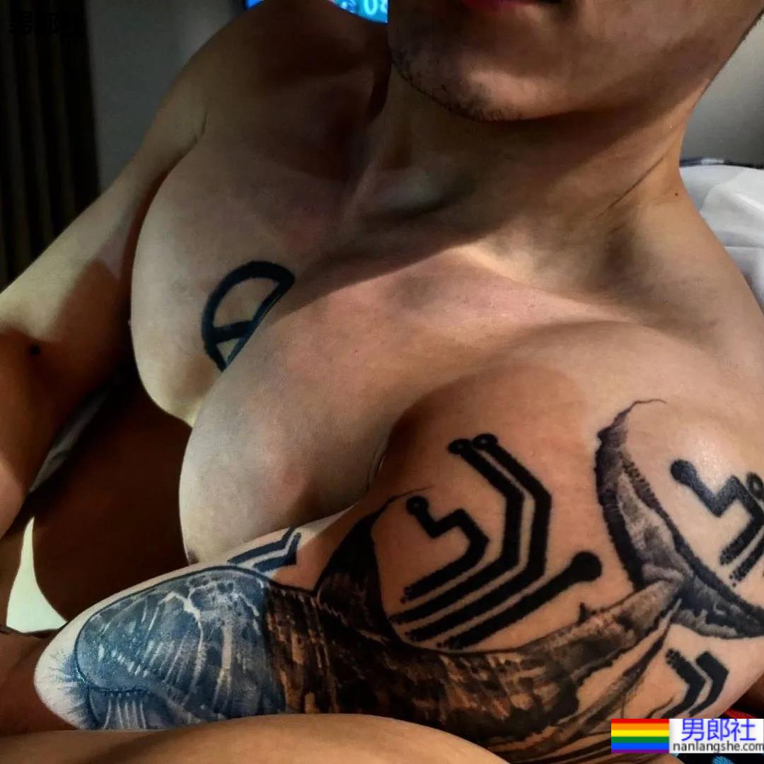 肌肉咖啡师小哥火了,网友:想尝尝他的牛奶特调! - 51虹马 肌肉咖啡师小哥火了,网友:想尝尝他的牛奶特调! - 51虹马